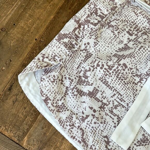 Robbi and Nikki Shorts, white, grey, snake print, neutral, pleated front, loose - Picture 3 of 6